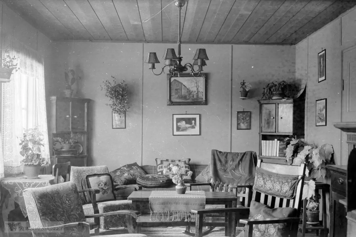 Interiør fra stua i Halvor og Hanna Gjenstads hjem i 1. etasje i Henrik Ibsens vei 3.