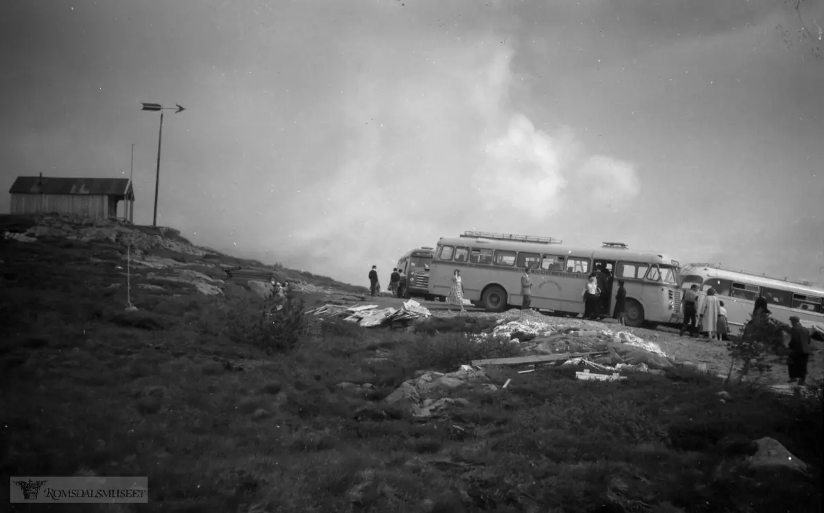 Den gamle Vardehytta ses til venstre. .Med bla buss fra Eidsvåg Auto.