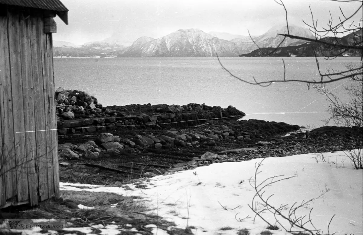 Gjermundnessjøen..Bilder tatt i forbindelse med Gjermundnes-boka, 1989..Arkivmatrialet finnes i Romsdalsarkivet og i Bjørn Austigards feltbøker.