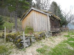 Sommerfjøs bygd 1845. .Eier Lage Hjelset f.1972.