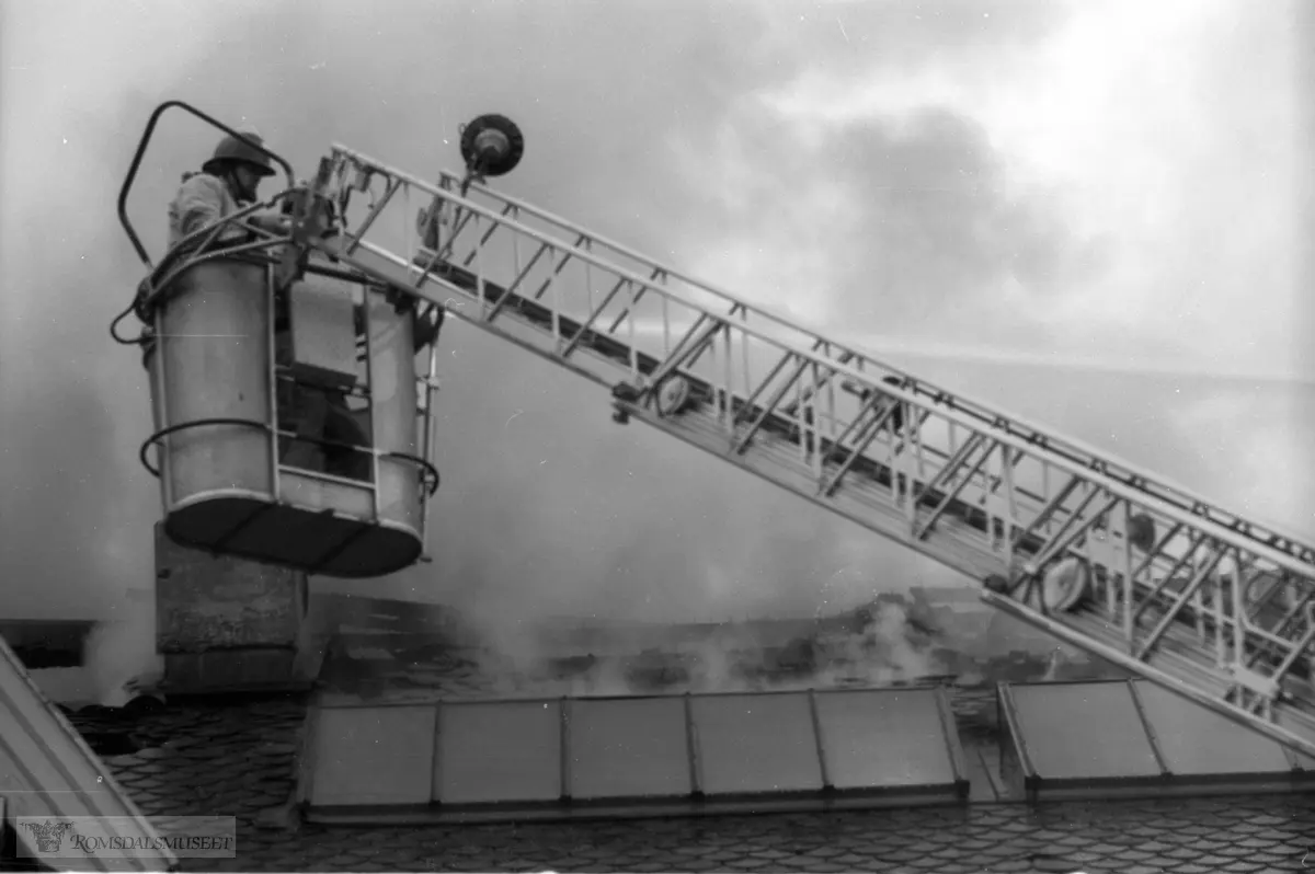 Molde folkeskole øvre vei 23 brenner høsten 1977..(Bilder fra serien brukt i RB 21/10-1977)