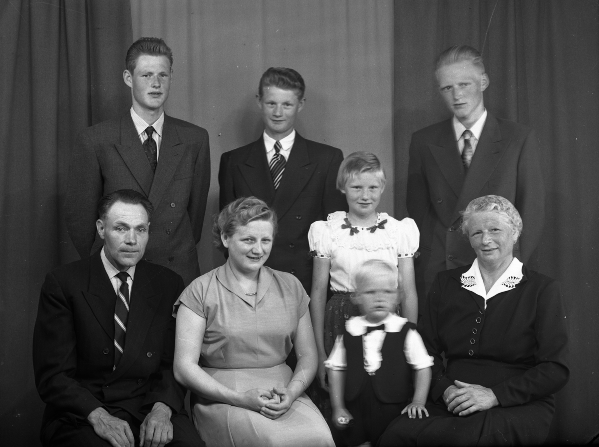 Familiegruppe
Framme frå v.Fingar,Sigrid,Halvard, og Liv Spildrejorde Brenno.
Bak frå v.Knut,Oddbjørn, Borghild og Aslak  Brenno
