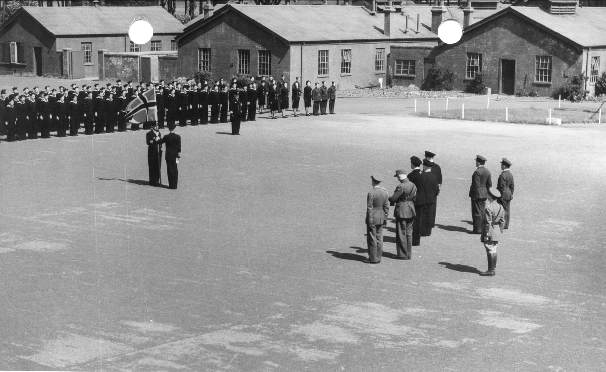 Kong Haakon VII på inspeksjon ved 333 skvadronens avdeling på Leuchars, mai 1942.
