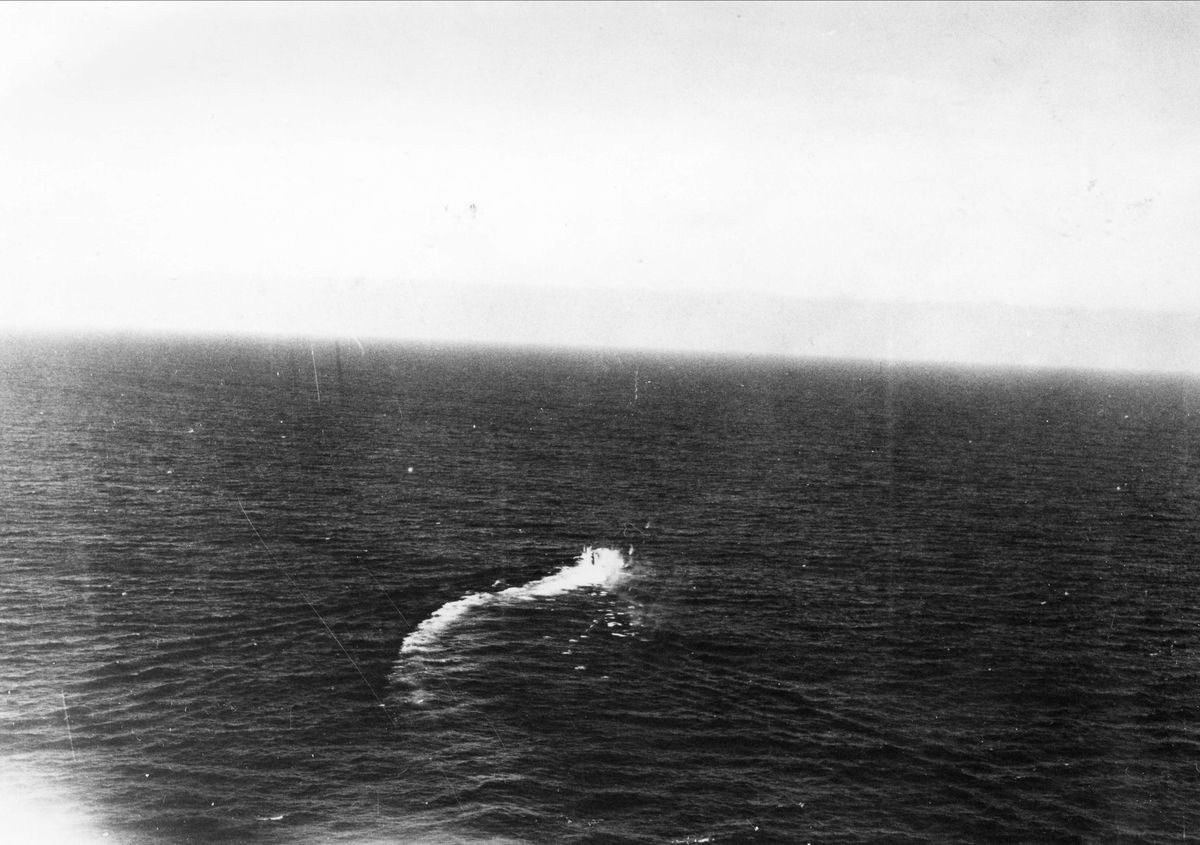 Fly fra 333 skvadronen angriper en tysk ubåt.