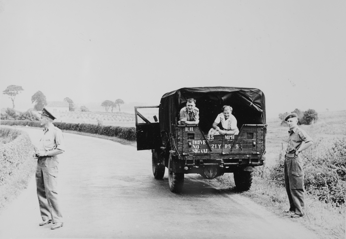 Mannskaper fra Tysklandsbrigade med militær lastebil.