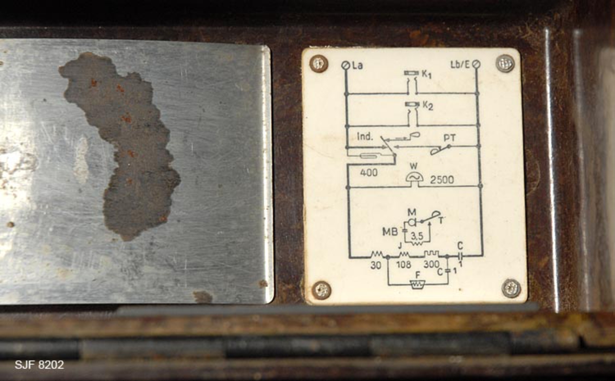 Felttelefonen ble brukt ved FETSUND LENSER. Den ble ant. brukt til å gi signaler og beskjeder til andre i arbeidsgjengen. Felttelefonen var batteridrevet. 