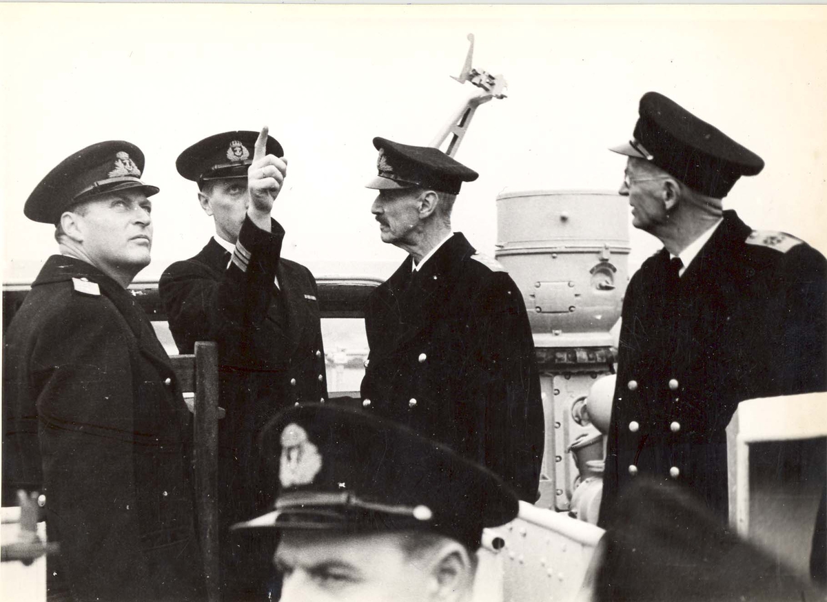 Jageren "Stord".  HM Kong Haakon på inspeksjon under 2. VK.  Fra venstre Kronprinsen, skipssjefen  H. Øi, Kongen, Kontreadm. E. Corneliussen.