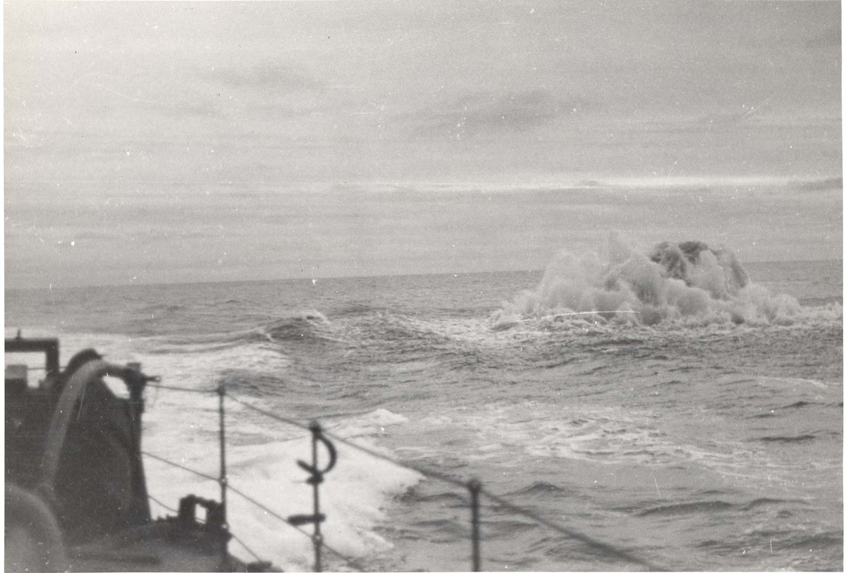 Enkeltbilde. Jageren Stord i konvoy til Murmansk. Eksplosjon under et angrep på tysk ubåt