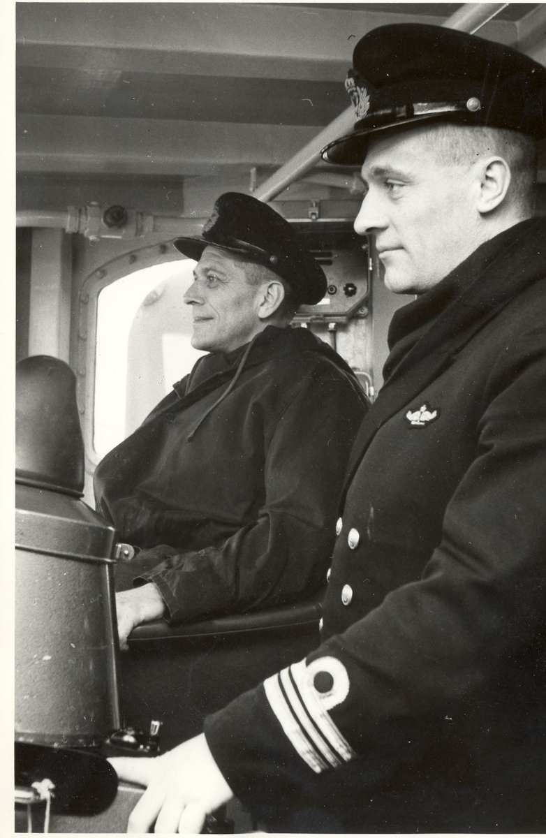 Tjueen foto fra fregatten KNM "Oslo" under tjeneste vinteren 1967 i Nord-Norge. Livet om bord.  Borterst skipssjefen orlkapt  T. Tofteberg og  nærmest vaktsjef kaptltn  Chr. Grundt, på broen