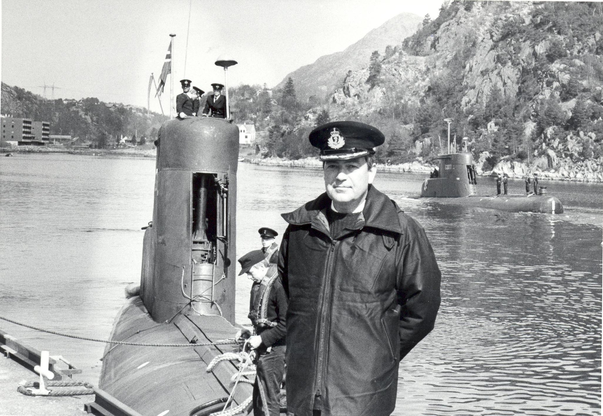 Orlogskaptein Jan Jager, sjef 1. UVB-Skvadron Haakonsvern 26/04/1984. På U-Båt dekket. KNM "Stadt" S307 i bakgrunn.