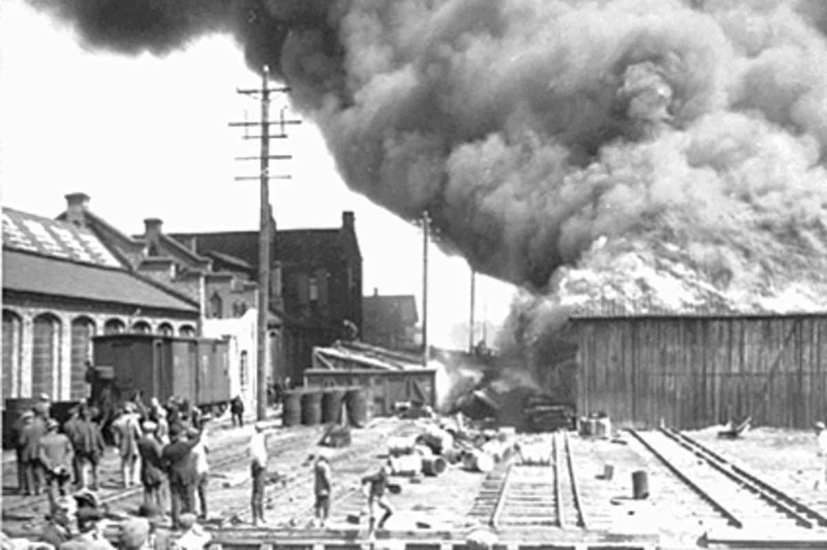 Hamar, Espern, brann på Hamar dampsag og høvleri 9. juni 1914, etablert i 1859, i 1914 eid av brukseier Syver Andersen og vognfabrikant A. Lund, maskinhus, alle lager- og kontorbygning brant ned, 

