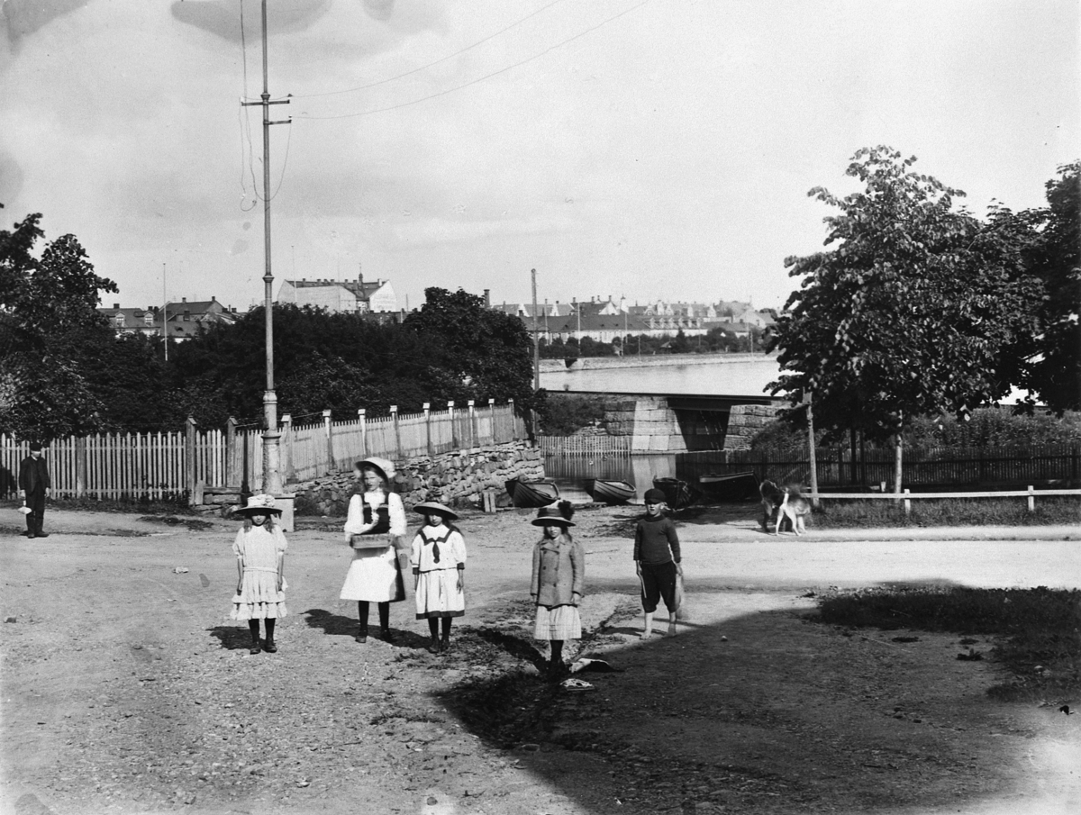 Hamar, gatescene bak Basarbygningen, Jernbaneundergangen, flommen i 1906, Mjøsflommen 1906, barn i forgrunnen, 