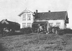 Hamar, materialforvalter Negaards hus i Parkgata 42. Folk i 