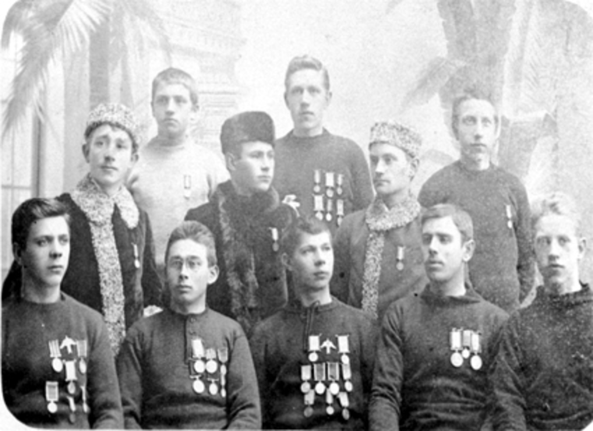 Trondheim, gruppe 11 skøyteløpere i studio i 24. januar 1892, nr 2. foran fra venstre hamarløperene Einar Halvorsen og nr 4 Filip N. Petersen. Peder Østlund fra Trondheim vant begge løpene,

