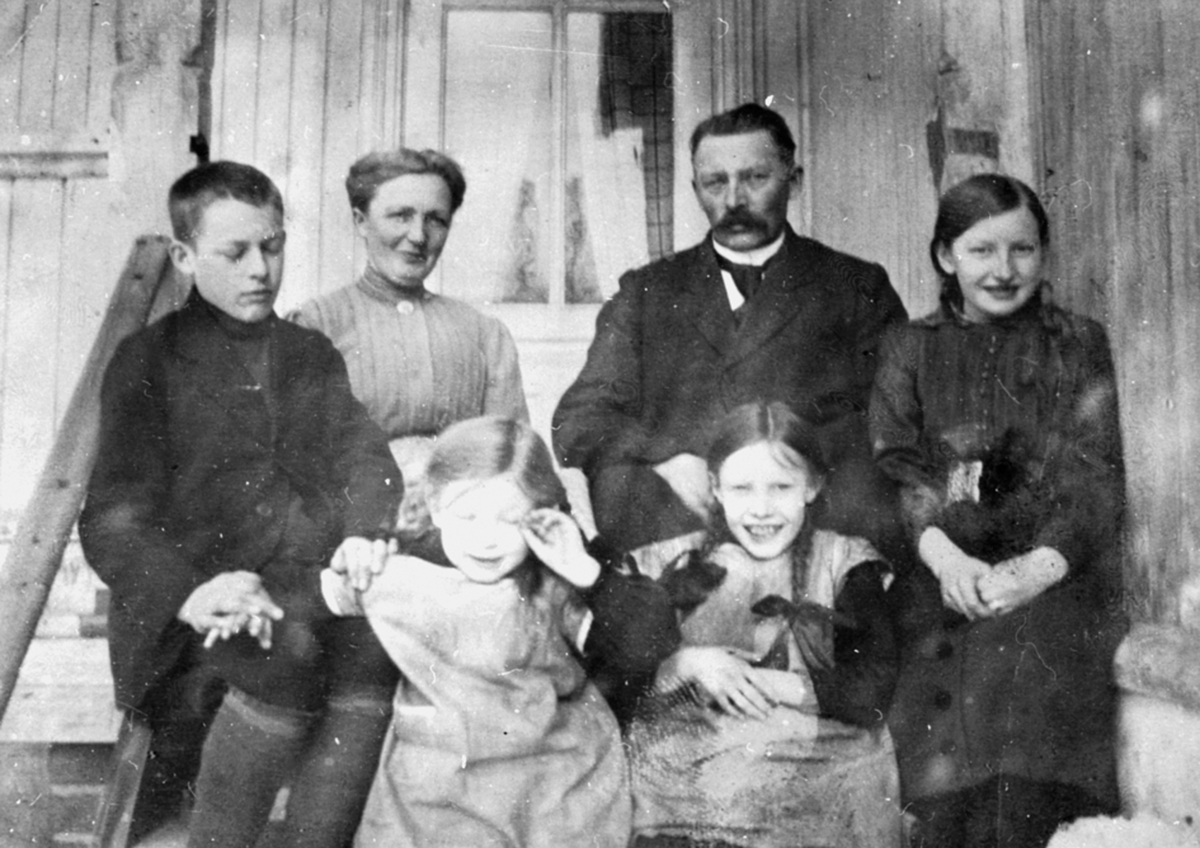 Familien på Heggen, Helgøya. Fra venstre er Erling (1900-1952), mor Otilie Berntsdatter (1872-1957), Ole Pedersen (1858-1930), Margit Lovise (1902-1974). Foran fra venstre er Helga f.1909, Olaug f.1909.