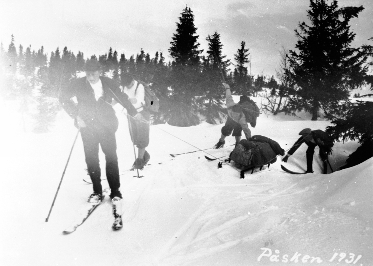Påskeferie på Bjønnåsen. Fire skiløpere trekker skikjelke.