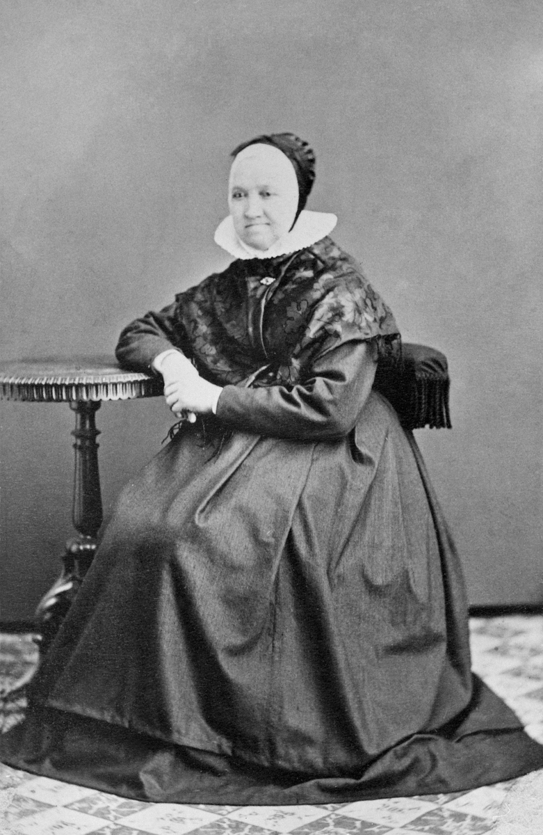 Juliane (Juliana) Øverkvern ble født på Stor-Deglum i Furnes 1813 og hun levde til 1902. Hun var søster til Ingeborg Hommelstad og Ingeborg Velt-Deglum. Hodeplagget hennes er ei rynkelue slik de ble utformet og brukt i Furnes.