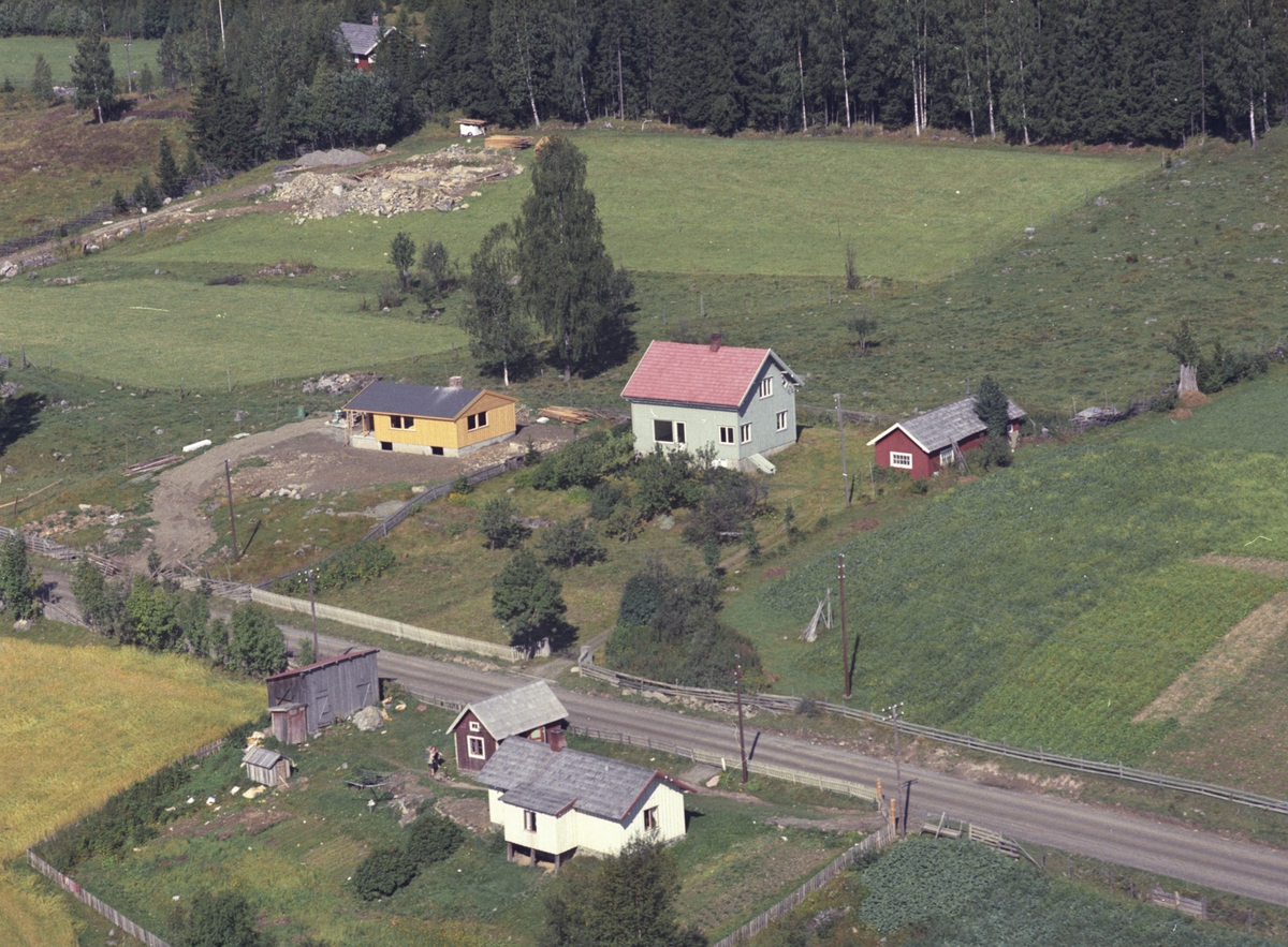 Flyfoto, Birkely, Fjellberg, Stenberg, Åsmarka, Ringsaker. Huset foran på bildet er kalt "Knutsstuggua"