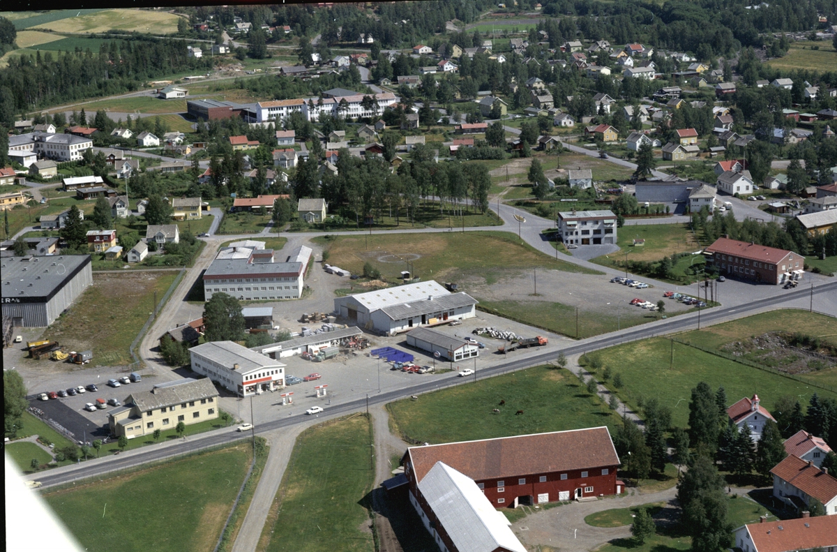 Flyfoto, Nora Fabrikker A/S, Harby og Sandberg, Ludv. Larsen lager, Esso, Hedmark Meieriutsalg, Granerud gård, Brumunddal, Ringsaker.