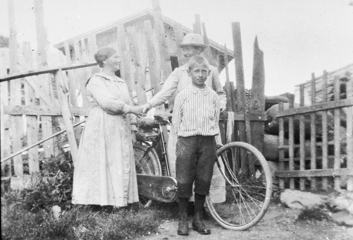 Polla Berger f.1878, lærer Lina Faraasen med sykkel, Alf Berger f.1910, Mauset, Furnes. Fotografert ved Bergersaga like ovenfor Brumunddal Ullvarefabrikk.