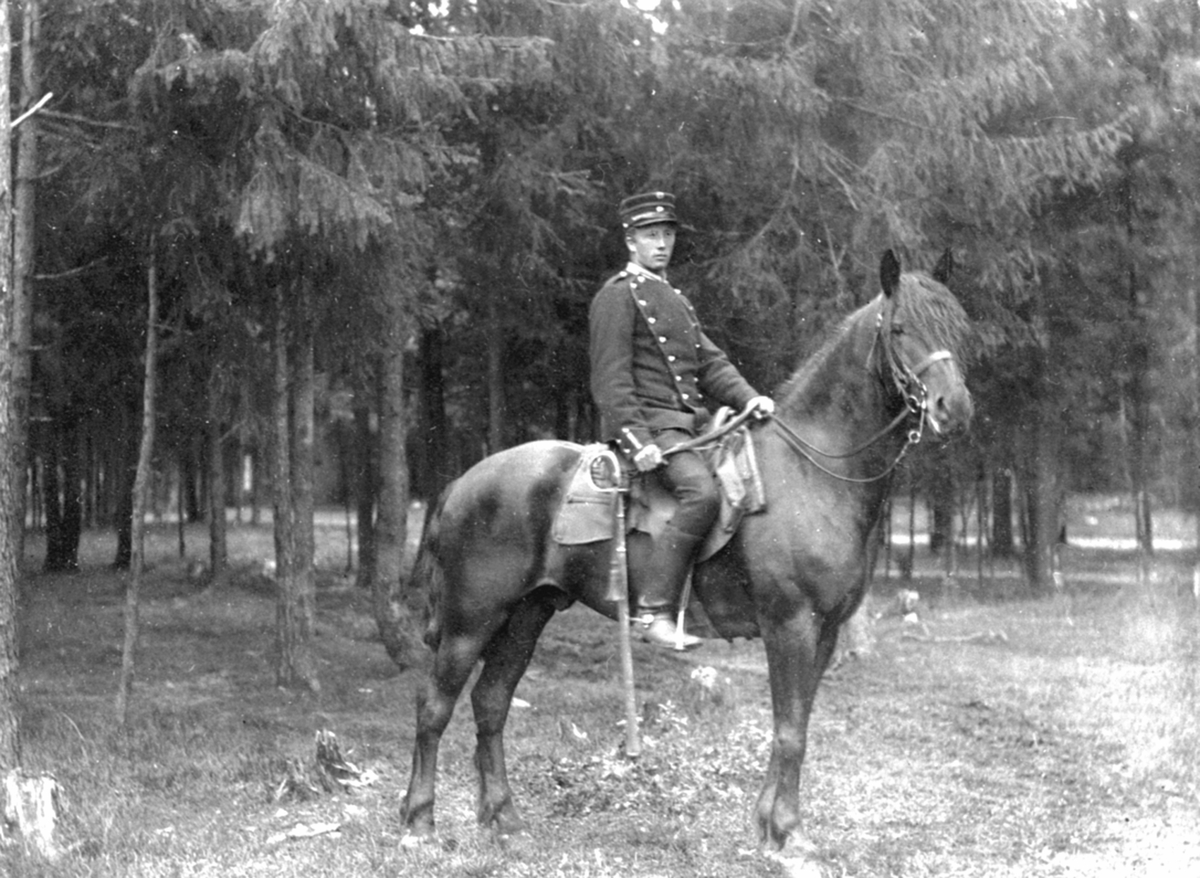 Kavalerist Martin Nereng, Næroset,  i uniform på hesteryggen. Gardemoen.