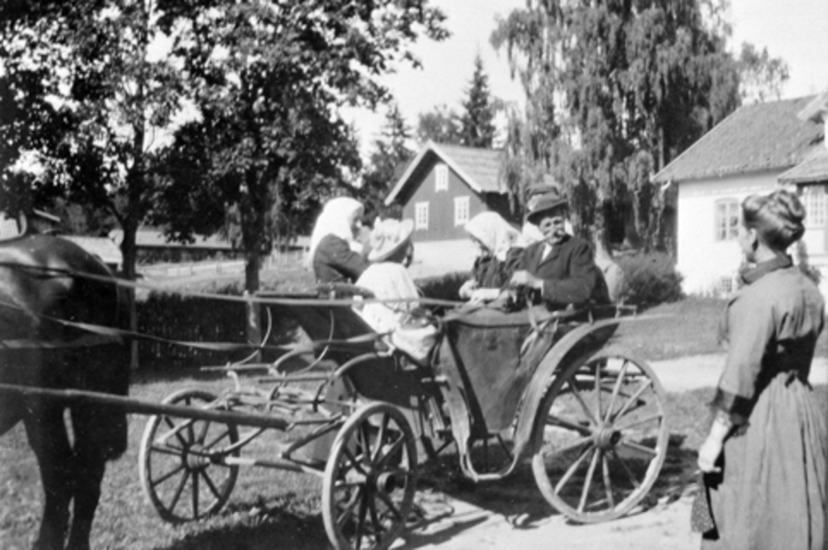 Hest med trille. Louise Sendstad (1881-1955) tar i mot gjester på Sendstad, Nes, Hedmark.