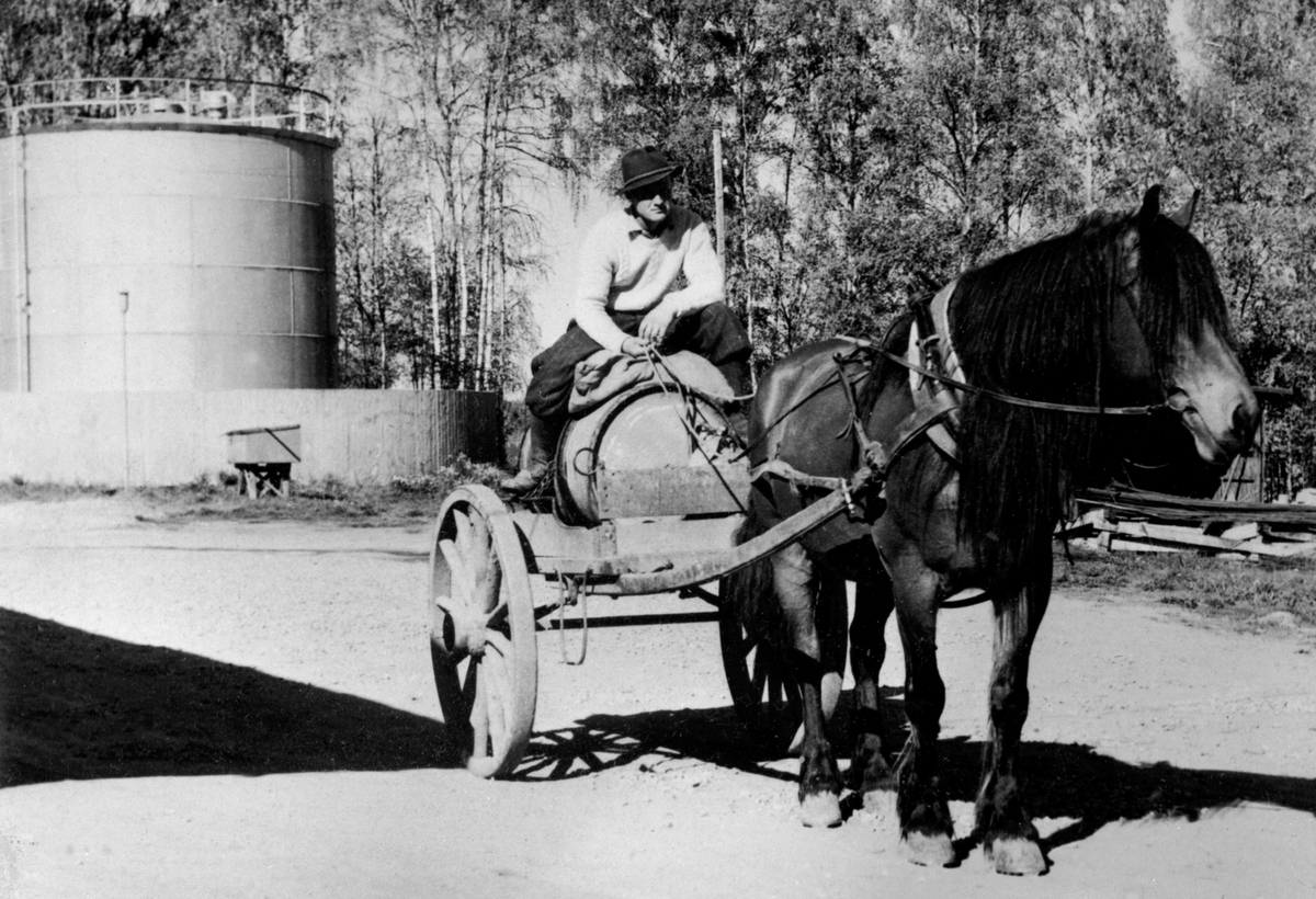 Hest med transportkjerre. Henting av parafin til traktor på Gjøvik. Kjørekar er Erling Madslangerud f.1922, Tangnes søndre, Gaupen, Hedmark.