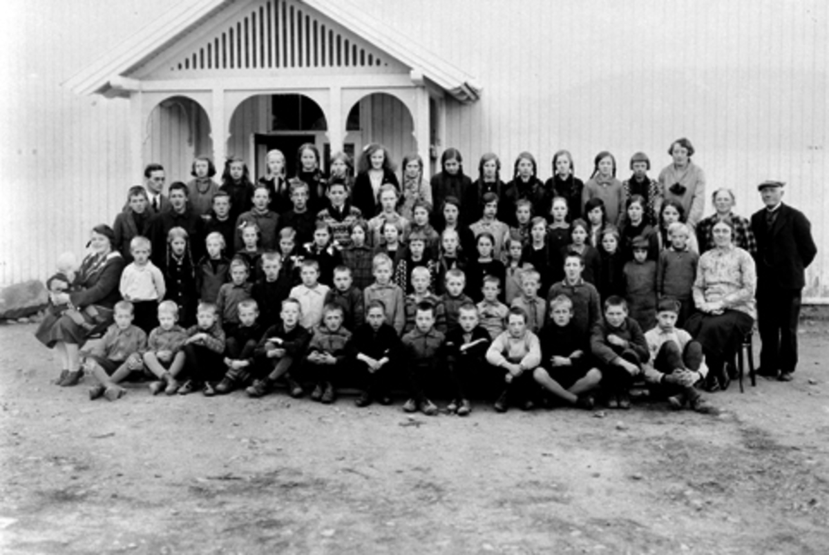 Elever og lærere ved Mauset skole, Brumunddal. Ca. 1928.