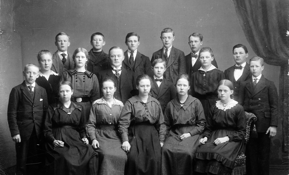 Nes Fortsettelsesskole 1918/19 på Helgøya. Lærer Ole Johannes Røhnebæk. Han var fortsettelsesskolelærer 1916-1928.