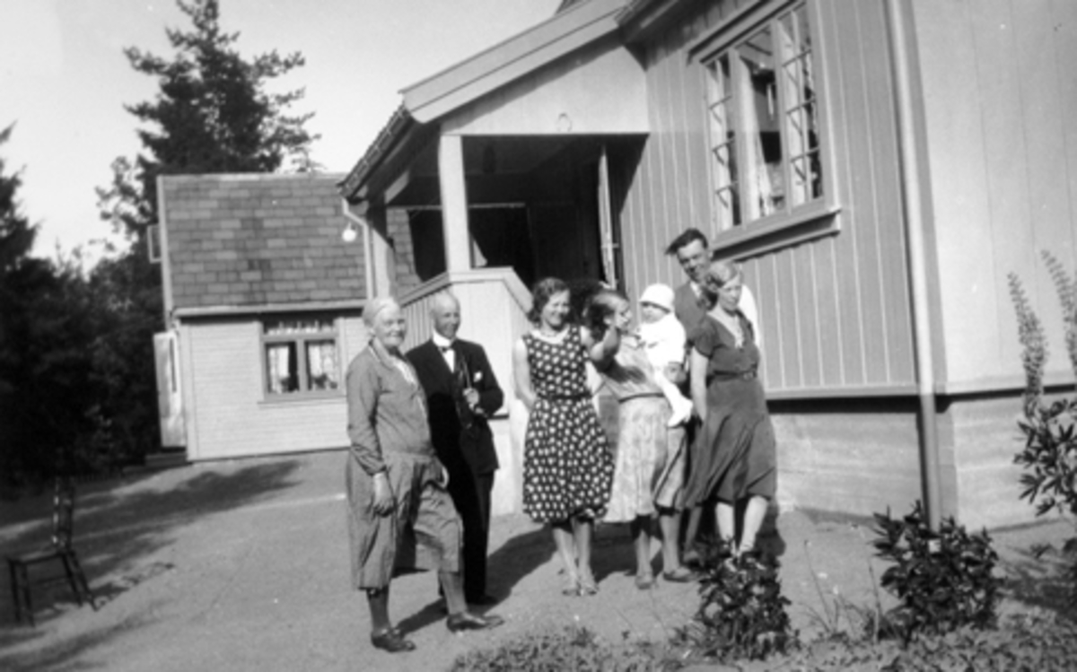 Ragna og Alf Hexbergs hus på Blommenholm, leide av ekteparet til venstre. Nr 3 er Olga Bakke, Oddlaug Bakke holder tantebarnet Odd Hexeberg og til høyre er er Ragna og Alf Hexeberg.