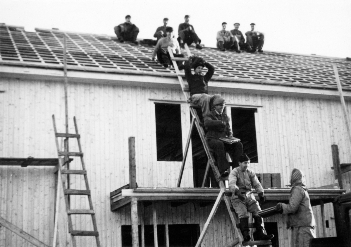 Dugnadsgjeng med legging av tak på ny hovedbygning på Medlien gård, Ringsaker. Gardbruker Hans (1888-1972) hadde spara materialer i over 10 år.