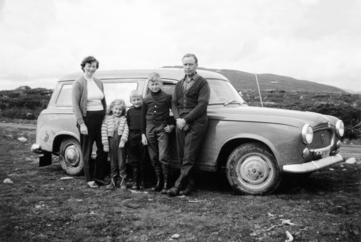 Familien Medlien på biltur med en Peugot 403 stasjonsvogn, tidlig 60-tallsmodell. Gausdal vestfjell i 1967. Mor Kjellaug (gausdøl på hjemlie trakter) og barna Eli (7), Stein Roar (10) og Hans Christian (12), far Hans H. Medlien.