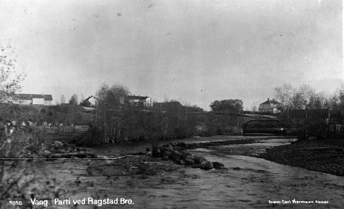 Postkort, Vang H, bru over Flagstadelva ved Broberg, gårdene Flagstad Østre, Flagstad Vestre,