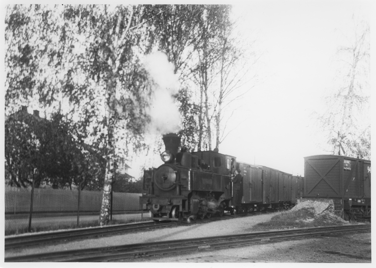 Lok 5 Bjørkelangen skifter på Sørumsand stasjon.