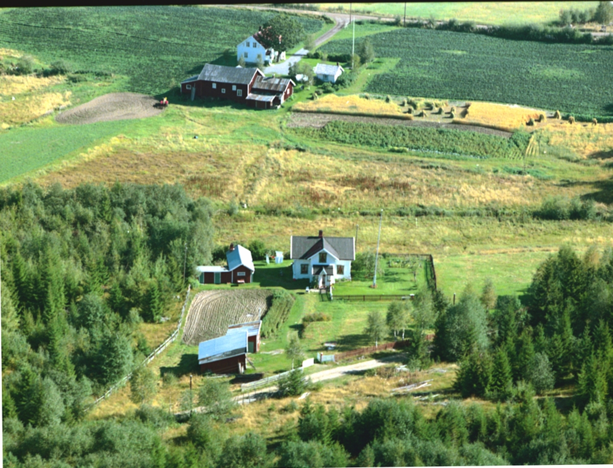 Flyfoto, Løten. Vestli (Gnr 0415-227/12) på Ådalsbruk. Soplimkroken 330. Bak (i overkant av bildet) sees Nordre Volla (Gnr 0415-227/20, Soplimkroken 348).