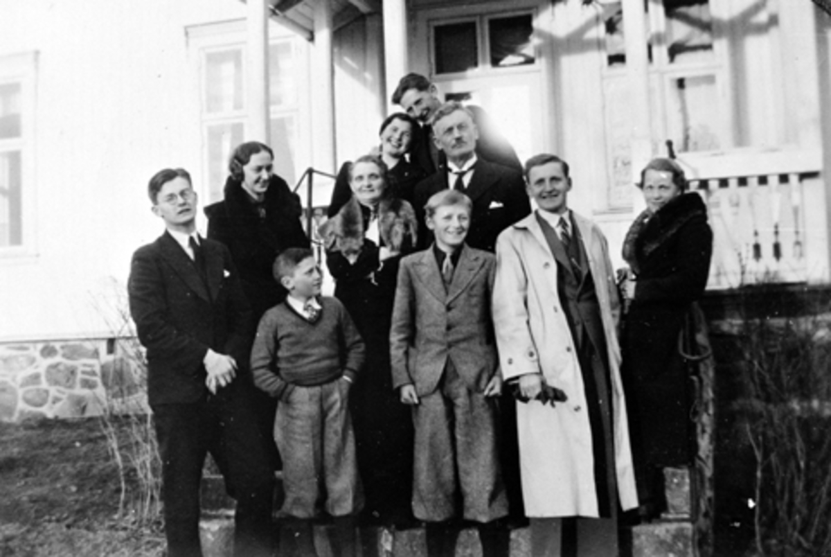 FAMILIEN VOLD FORAN LÆRERBOLIGEN PÅ KORSLUND SKOLE, FORAN F. V. ODD LEINE (FETTER), FINN, JOHN, ÅSTA (JOHNS KONE), 2 REKKE F. V SIGFRID, BERGLJOT, KORNELIA OLE BAK GUNNVOR LEINE (KUSINE) GIFT FINSTAD OG KÅRE, PÅ SLUTTEN AV 1930 ÅRENE. 