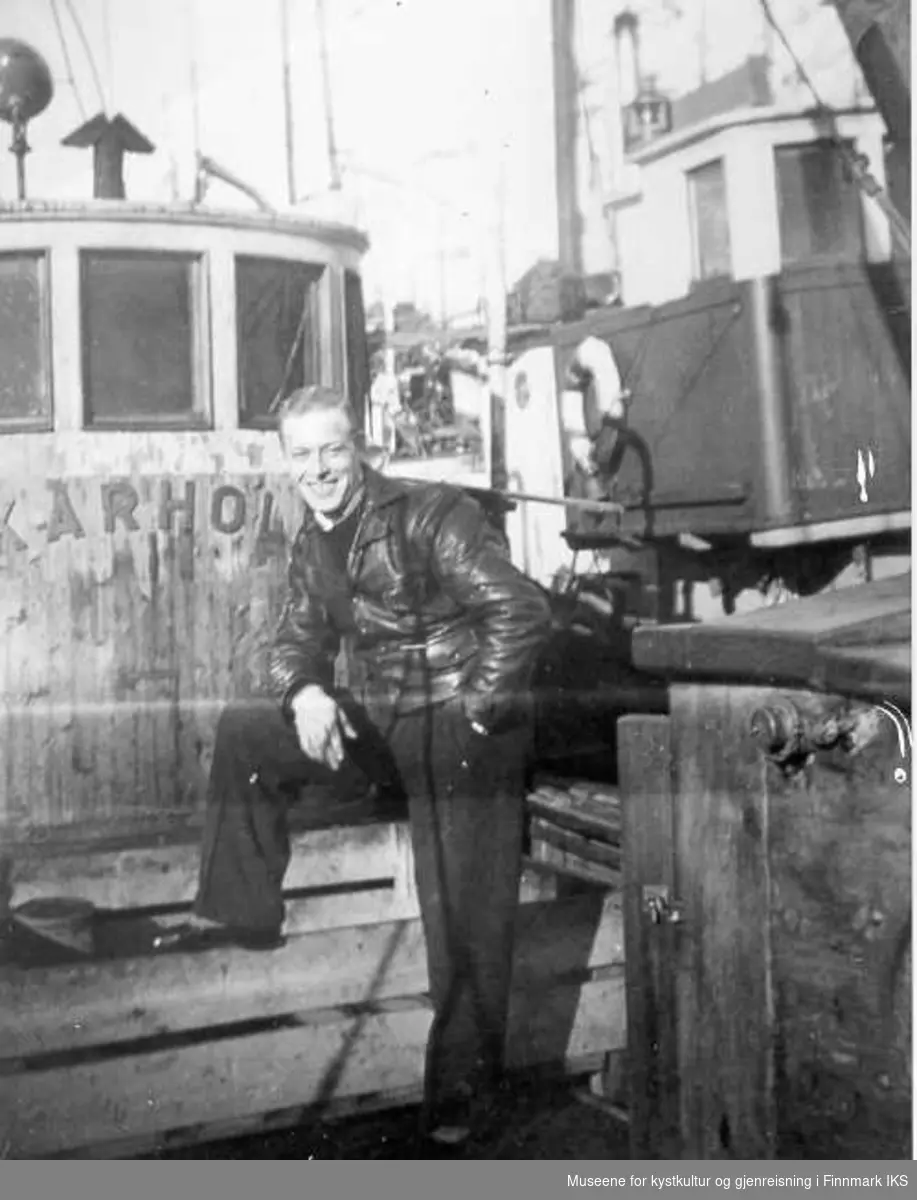 Thorleif Hansen ombord i Mk "Skarholmen" av Kongsfjord. Fotografert ved kai i Marinepollen i Svolvær. Det ble fisket med not, 1952