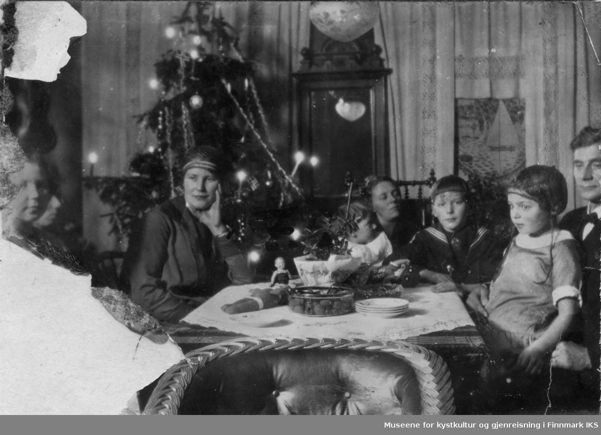 Julefeiring i fam. Marguido Berlins hjem.  Fotografert i familiens stue ca. 1928.