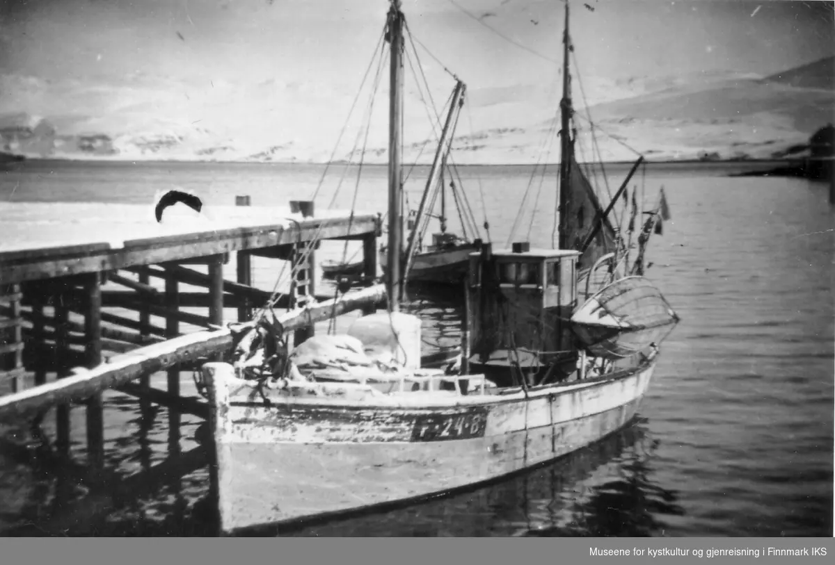F 24 B "Luna" ligger ved Guldbrandsenkaia i Kongsfjord.  Båten var bygget i 1920, av tre,  lengde 37.3 fot, bredde 12 fot, dybde 6 fot. Motoren var Union.
Eier var (i 1940) K. Olsen m. fl. Kongsfjord.
