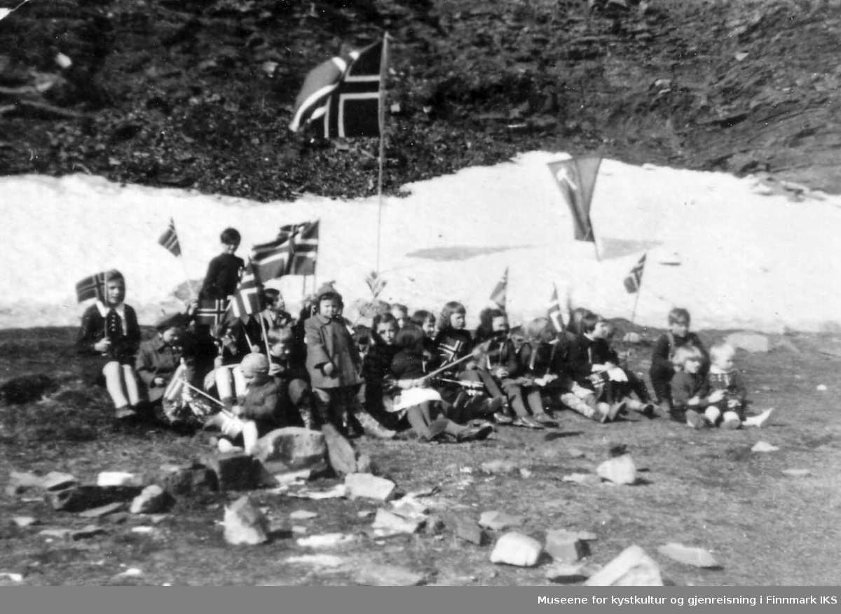 17.mai feiring i Kongsfjord. Barna har hvilestund. Ant 1946