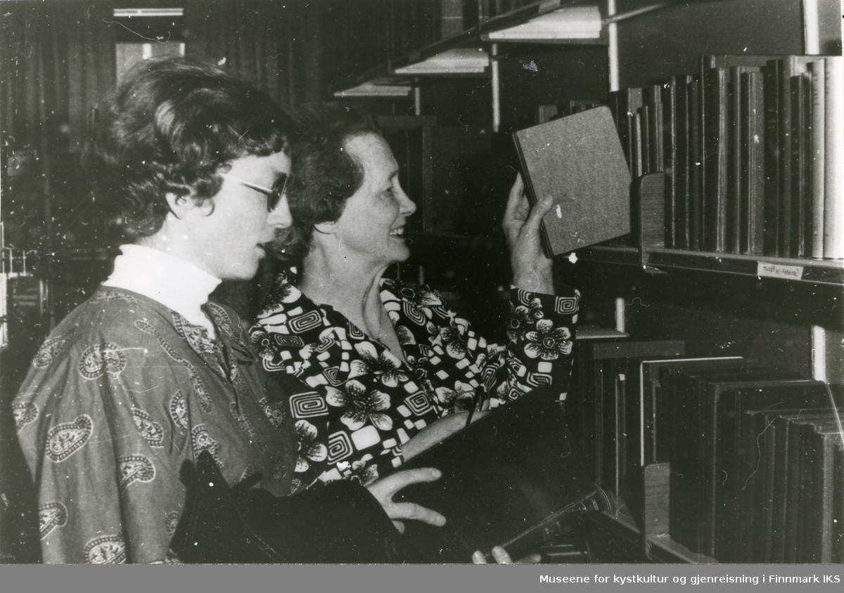 Helene Steinvåg til høyre, bibliotekar i Gamvik. Ant år. 1975.