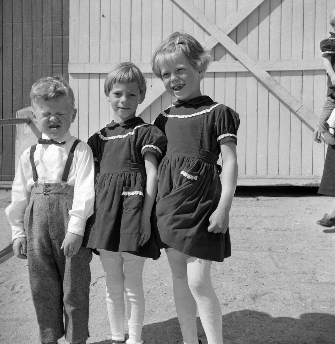 Gruppe 3 barn. Odd Ivar Søberg, Anne Grethe Strandberg og Aud Marit Søberg. Bildet er tatt i 1958. Bilde er fra kjellsrud gård. 