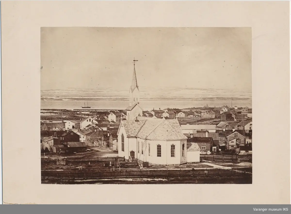 Vardø kirke og bybebyggelse, sett fra berget
