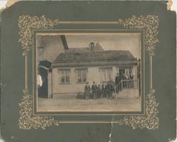Familie foran Skottestadgården, ca. 1900