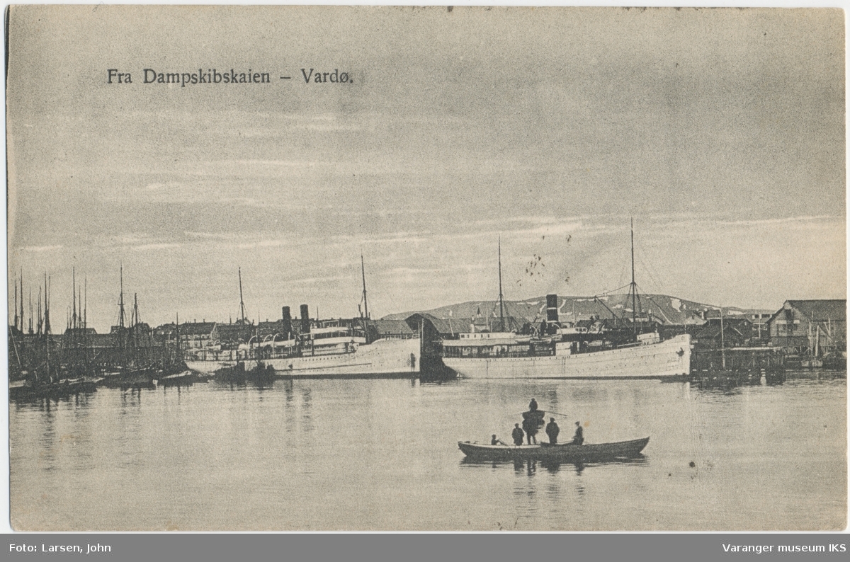 Postkort, to store dampskip ved Dampskipskaia, Domen i bakgrunnen