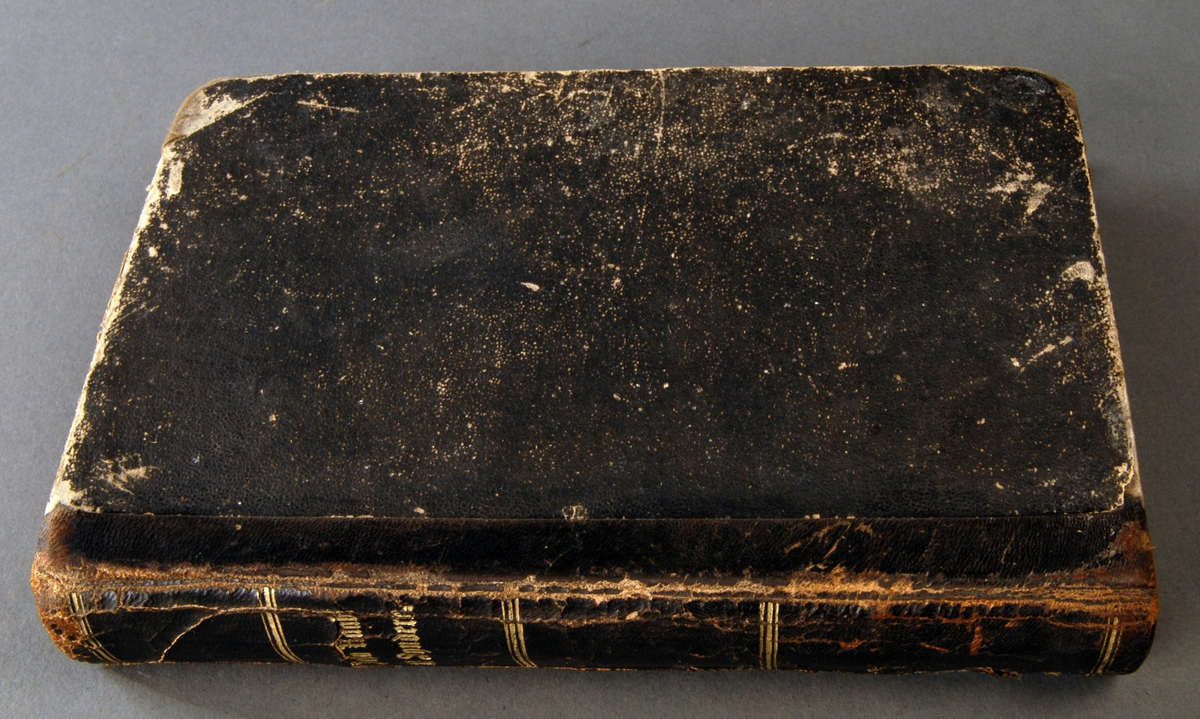 Boken er  et halvbind med  skinn i rygg og lerret i hjørner.
Tekst og dekor på ryggen, dyptrykk. 
Håndskrevet tekst i permen.
Boken har religiøst innehold.
Teksten er i gotisk skrift.