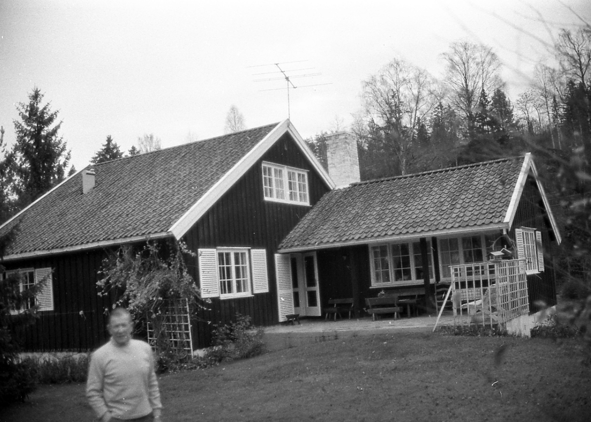 Birger Ruud ved sitt hus