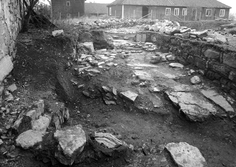 Arkeologiske undersøkelser i Hamar bispegård, Domkirkeodden, Hamar 1949. Kn, ruiner nord for tårnruinen K.