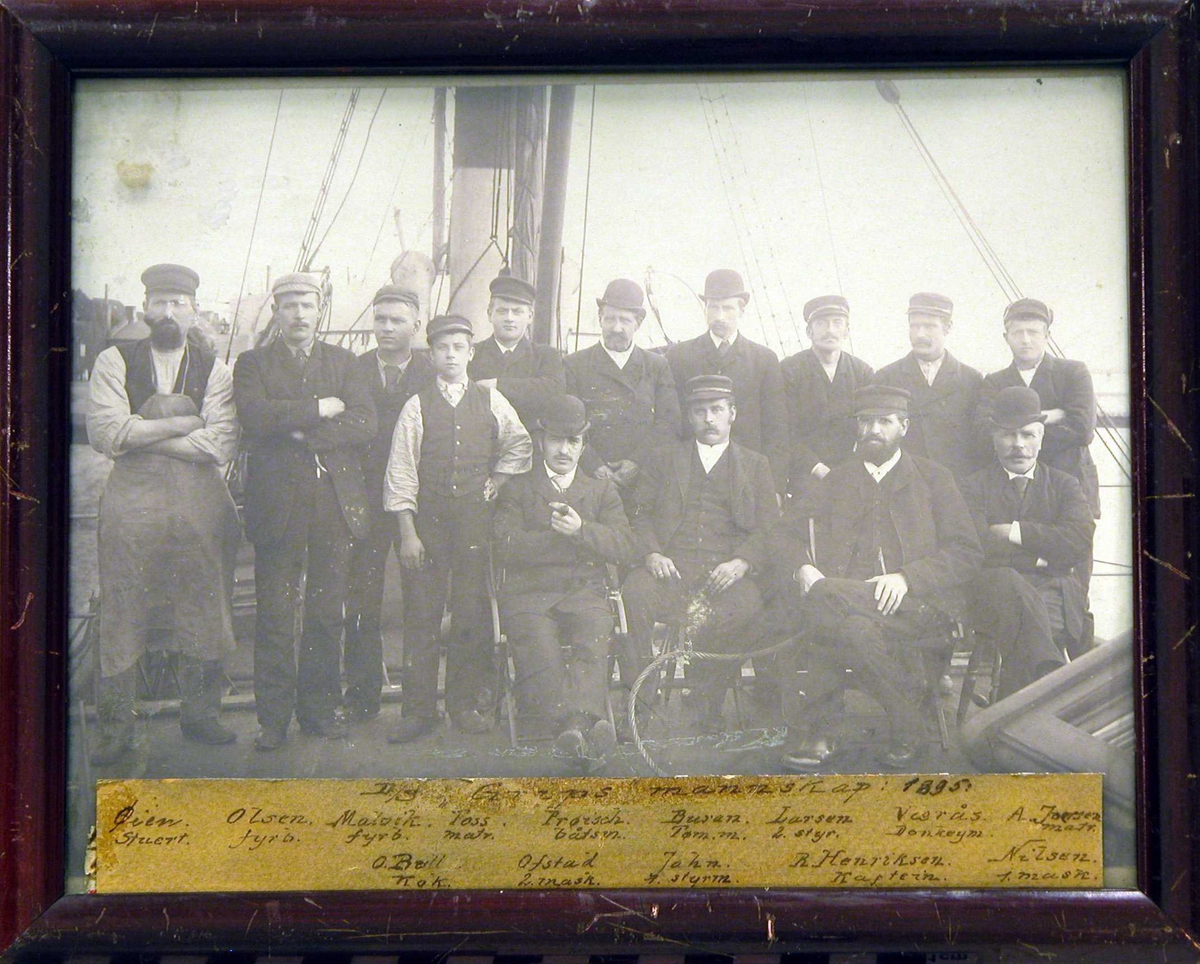 Besetningen på D/S "Grip" tatt på skipsdekket 1895.