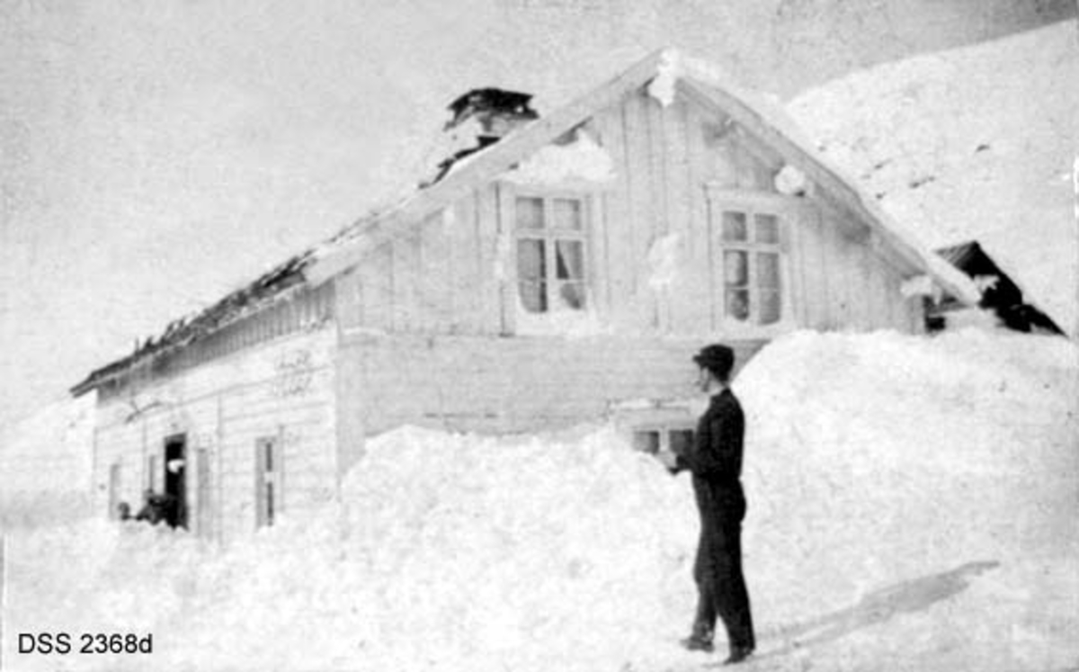 Haukeliseter fjellstue.  Seks vinteropptak, antakelig fra tida like før 1900.  A. Våningshus i djupsnø, en panelt og kvitmalt bygning til høgre, en uthusbygning og et våningshus i drakestil til venstre for dette.  B.  Uthus og våningshus i drakestil, mann med hund foran drakestilhuset.  C.  Våningshus med drakestilpreg, der særlig en toetasjes fløy til høyre i bildet har lånt trekk fra stabbur og loft i Telemark og Numedal.  D. Panelt og kvitmalt våningshus i en etasje, men med rom på loftet.  Snøen står om lag midt på veggen på forsida av huset, nestet opp til raftet på baksida.  En mann bærer noe mot inngangen.  E.  Bryggerhusliknende bygning med torvtak.  En mann ved langveggen og en i døra.  F.  11 personer foran inngangen til den kvite bygningen på fjellstua. Reinsdyrgevir over døra. 